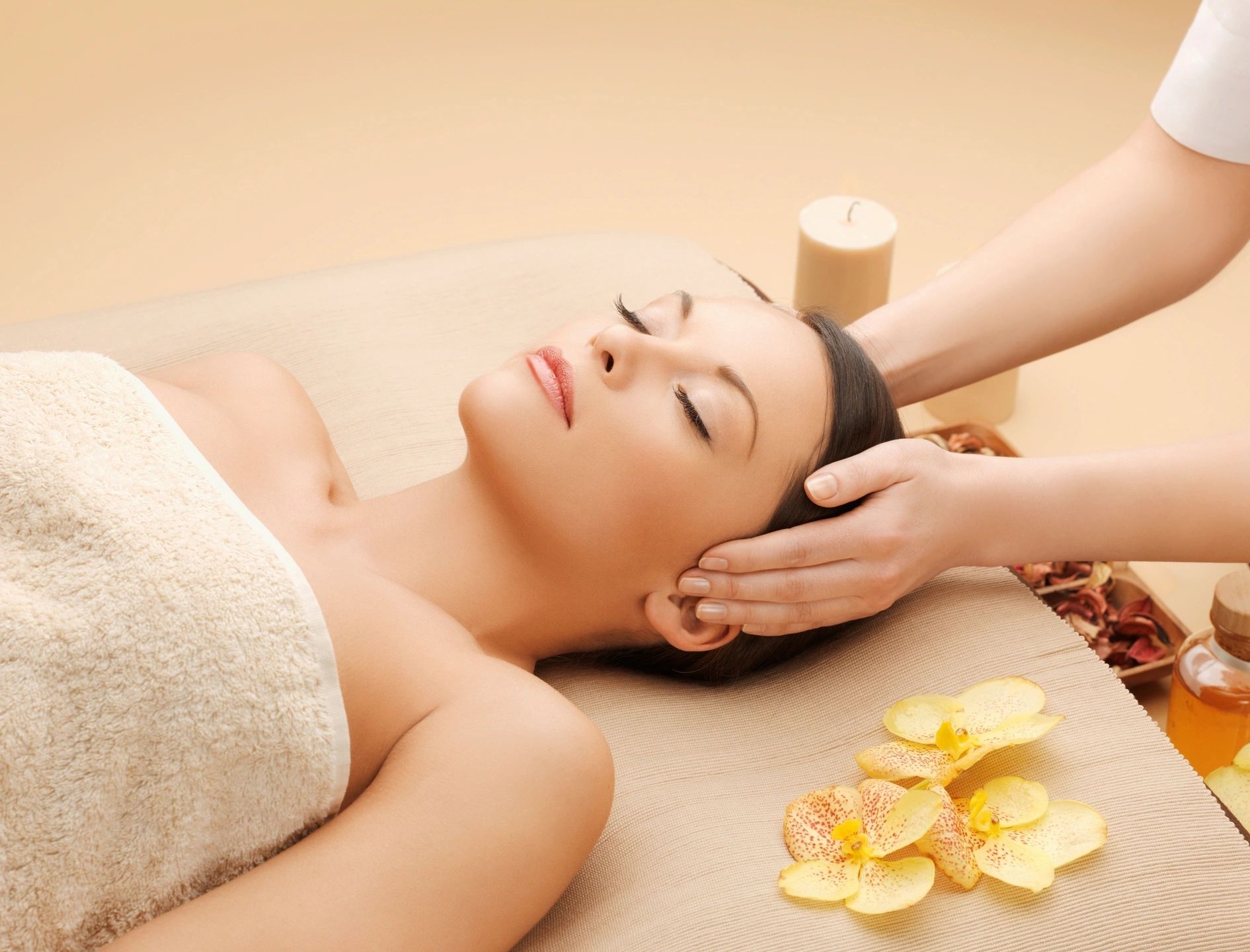 qtq80-pGQHZe A woman getting her head washed by a masseuse.